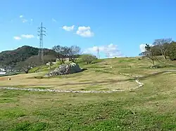 矢崎岩と19号人骨出土地点付近
