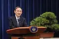 内閣総理大臣の年頭記者会見でのマツの盆栽(右)(2021年1月4日、総理大臣官邸にて)