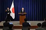 記者会見室での内閣総理大臣の会見。背後は総理大臣の会見用のブルーカーテン
