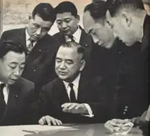 公明党委員長の竹入義勝(左側)と阿部憲一(中央)