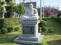 田中吉政の石像。中央緑道の再開発整備に伴い町外へ移設された。