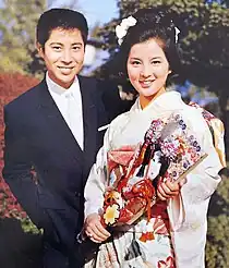 『映画情報』1965年2月号浜田光夫(左)と羽子板を持つ吉永小百合(右)