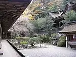 神社内の景観。右手奥は本殿、左は拝殿の軒、正面奥に幣殿がある。
