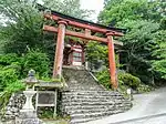 境内入り口の石段と鳥居。後方に楼門