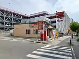 名古屋市名東区の上社店。大通りから脇道に入ってまた大通りに戻るドライブスルー形態である。
