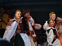 踊るグラル人