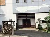 建物正面を見る（2015年6月撮影）