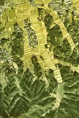 油夫集落と油夫池（1975年）（国土交通省 国土地理院 地図・空中写真閲覧サービスの空中写真を基に作成）