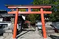 鳥居と参道、常夜燈