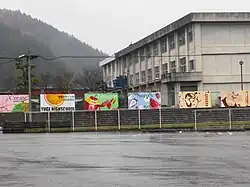 国道53号からみた弓削高等学校(2008年3月)