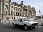 ベルリン・国会議事堂前のYugo Koral Cabliore '92年型