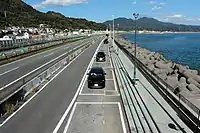 画像左 : 茶畑に囲まれた牧之原SA。画像右 : 由比パーキングエリア。本来PAを設ける地形条件にはなかったが、優れた景観を提供できることから設置された。