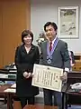 2012年2月28日に、ものづくり日本大賞文部科学大臣賞授賞式で文部科学副大臣として愛知県立刈谷工業高等学校校長鈴木直樹（右）に賞状を伝達