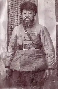 防寒服の将官。符号から少将と思われる。ユルバース・カーン