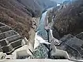 天端から湯西川下流を見下ろす