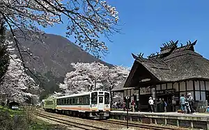 湯野上温泉駅に進入するAT-650形とAT-500形（2010年5月3日）