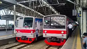 マンガライ駅に到着した、元営団7000系電車（7122F）と元国鉄205系電車（BOO95編成・元ハエ7編成）