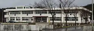 現由利本荘市立東由利小学校。校舎は旧高瀬小学校