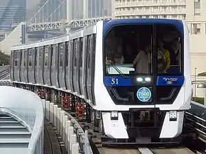 東京の臨海部を走行する新交通ゆりかもめ