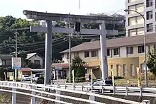 大鳥居JR九州・西大分駅の北側、表裏の両参道入口にある。撮影位置の背後方向には当社の浜の市仮宮がある。写真は3代目の鳥居であり、1979年から2019年まで設置されていた。