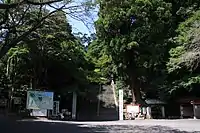 注連縄鳥居表参道側の鳥居。階段を上ると南大門がある。