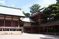 申殿・拝殿・楼門西門付近から撮影。左から申殿・拝殿・楼門。