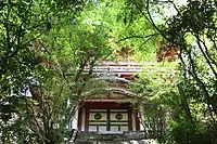 勅使道から見上げた楼門