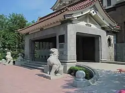 樺太庁博物館（三代目。現サハリン州立ユジノサハリンスク郷土史博物館）正面入り口玄関（設置されている狛犬は、戦後に樺太護国神社から移設）