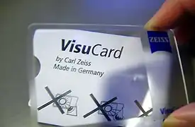 プラスチック製(アクリルが多い)フレネルレンズを使った、軽く、薄いタイプ。(カールツァイス・ビズカード)