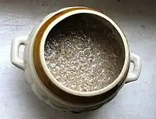 水に混ぜたライ麦が入った焼き物の壺
