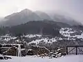 市街よりピアトラ・クライウルイ山地を望む