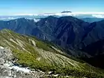 聖岳から望む笊ヶ岳と布引山、遠景は富士山