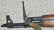 ツァスタバ M70の起倒式ライフルグレネード照準器を立てた状態フロントサイトポストの背面には、畳んだ状態の夜間照準器も写っている