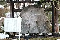 鶴岡公園の園内に置かれた遠賀原のケヤキの主幹の一部。2022年1月23日撮影。