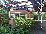 荒廃が進んだモハ3形（2014年8月、中央の窓にマネキンが写る）
