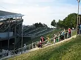 旧スタジアムのスタンドが残っているため、出入りには階段を上り下りする必要がある。