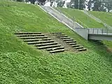 改修前のスタンドの座席が一部残っている