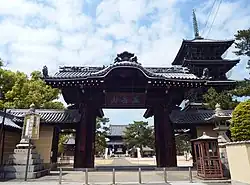 東院伽藍を正門より