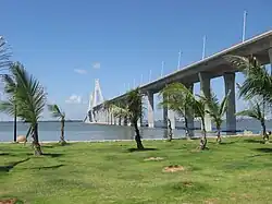 赤坎区の中澳花園から望む湛江海湾大橋。対岸は坡頭区