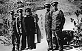 1958年10月、北朝鮮から撤退前夜に毛岸英の墓前で記念撮影する趙南起（左３）ら