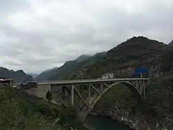安順市平壩県側から望む斯拉河大橋。対岸は織金県