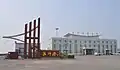 荘河港入口（左）と旅客ターミナル（右）