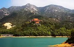 王保ダム湖の湖畔から望む黄楊山と金台寺