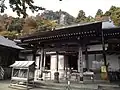 護摩堂（左）と大師堂