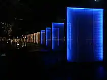 園内のライトアップ（青色・奥は電球色）