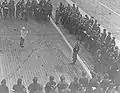 1942年、瑞鶴甲板で説明を受ける搭乗員。