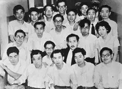 無罪確定を喜ぶ元被告人の20人
