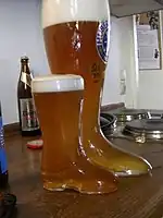 ビールを注いだビールブーツ
