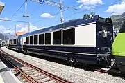 BLSの電気機関車と連結するインターフェース客車(Bsi 291)(2022年撮影)