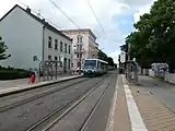 フォークトラント鉄道（ドイツ語版）の列車は途中の電停にも停車する（2016年撮影）
